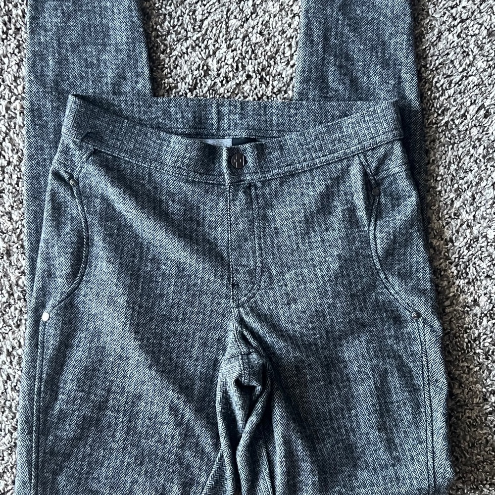 HUE Black and Gray Patterned Pants